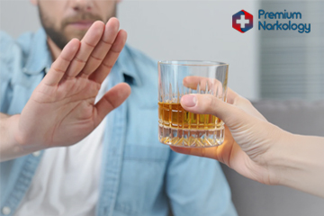 Мужчина решительно отказывается от выпивки